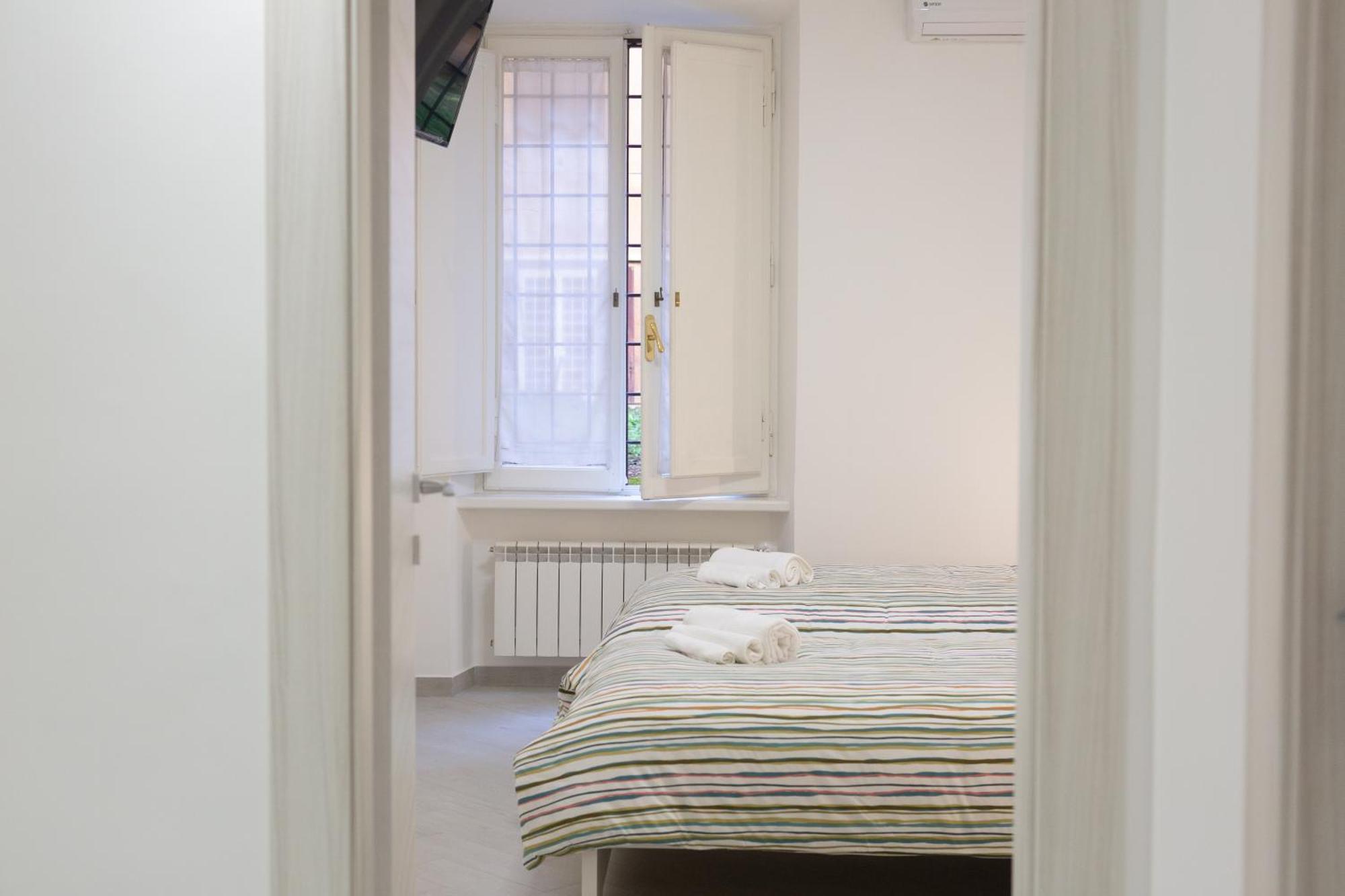 Sunny's - 8min From Colosseum Apartment Rom